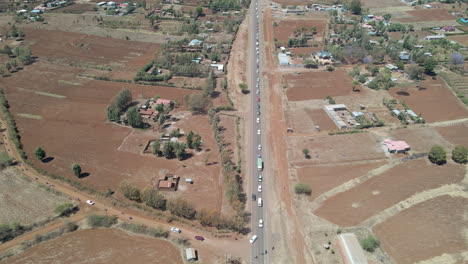 Antena-De-Tráfico-Conduciendo-Desde-Una-Autopista-A-Un-Camino-De-Tierra-En-Las-Zonas-Rurales-De-Kenia