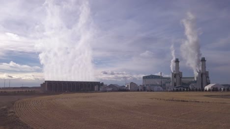 El-Vapor-De-La-Turbina-Sale-De-La-Planta-Generadora-De-Electricidad-Alimentada-Por-Gas-Natural