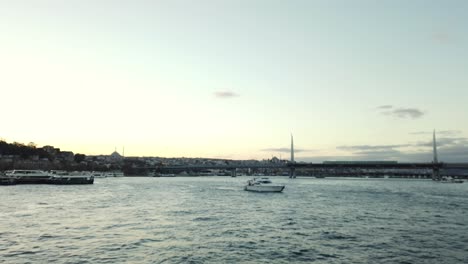 Auf-Dem-Bosporus-Mit-Dem-Boot-Während-Des-Sonnenuntergangs-Im-Schönen-Istanbul