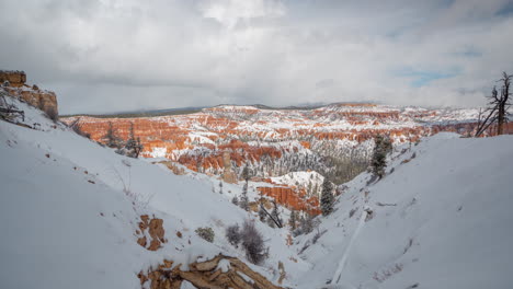 Lapso-De-Tiempo,-Invierno-En-El-Parque-Nacional-Bryce-Canyon,-Utah-Usa,-Nubes-Y-Paisaje-De-Arenisca-Roja-Cubierto-De-Nieve-Desde-El-Mirador