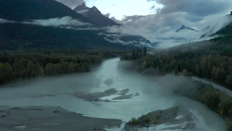 Nebelschicht-über-Dem-Fluss,-Der-Durch-Die-Bergkette-In-Britisch-Kolumbien-Fließt,-Antenne