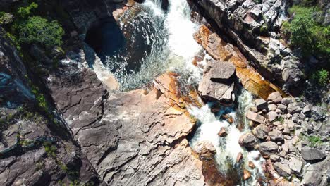 Wasser,-Das-Auf-Friedlichen-Und-Landschaftlich-Versteckten-Wasserfällen-In-Einem-Brasilianischen-Wald-Fließt