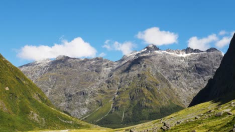 Vergrößern-Sie-Die-Aufnahme-Einer-Wunderschönen-Bergkette-Gegen-Blauen-Himmel-Und-Sonnenlicht-In-Neuseeland---Vegetation-Von-Gras-Und-Pflanzen-Auf-Der-Bergspitze