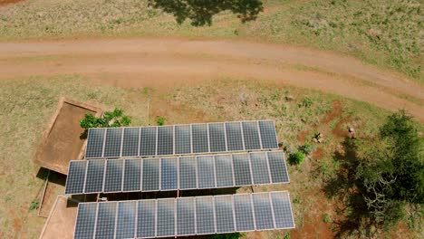 Nahaufnahme-Solarkraftwerk-Panels-In-Einer-Reihe-Auf-Den-Feldern-Grüne-Energie-Bei-Sonnenuntergang-Landschaft-Elektrische-Ökologie-Innovation-Natur-Umwelt-Zeitlupe