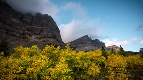 Zeitraffer,-Unberührte-Natur-Des-Gletscher-nationalparks-In-Der-Herbstsaison,-Wolken-über-Gipfeln-Und-Gelbes-Laub,-Montana-Usa