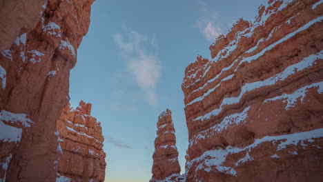 Zeitraffer,-Winterlandschaft-Und-Schneebedeckte-Rote-Felsformationen-Im-Bryce-Canyon-Nationalpark,-Utah,-USA