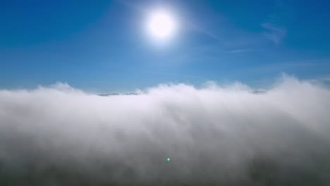 Empuje-Aéreo-A-Través-De-Las-Nubes-Hacia-El-Sol-Para-Revelar-Las-Montañas-Cubiertas-De-Maleza-Cerca-De-Wilkesboro-Nc,-Carolina-Del-Norte
