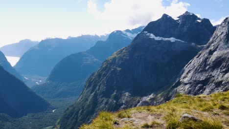 Toma-Panorámica-De-La-Hermosa-Cordillera-Con-Nieve-En-El-Pico-Durante-El-Día-Soleado-En-La-Ruta-De-La-Silla-De-Montar-Gertrude-En-Nueva-Zelanda