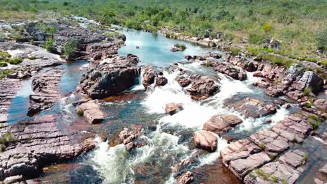 Friedlicher,-Inspirierender-Und-Entspannender-Wasserfluss-Umgeben-Von-Einheimischen-Wäldern-In-Brasilien