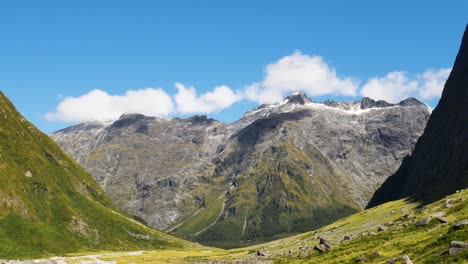Zeitraffer-Fliegender-Wolken-über-Berggipfel-Bei-Sonnenlicht---Wandern-Am-Gertrude-sattel-In-Neuseeland---Breite-Luftaufnahme