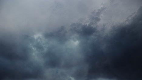 4k-Gewitter,-Durchfliegend-In-Dunklem-Himmel-Und-Sich-Bewegenden-Wolken