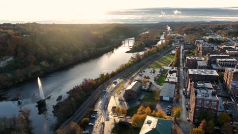 Beautiful-James-River-flows-through-town-in-Lynchburg-Viriginia,-historic-district