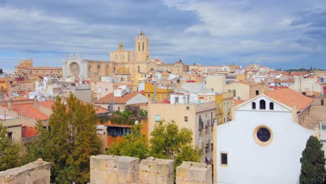 Tarragona-Cathedral-And-Old-Town-Houses-In-Historic-Center-Of-Catalonia,-Spain