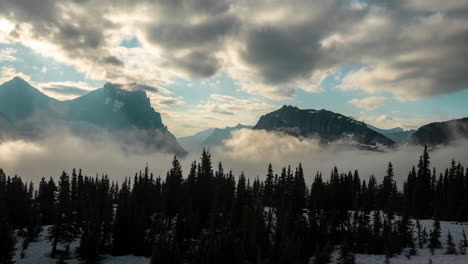 Zeitraffer-Von-Wolken-Und-Nebelwellen-über-Berggipfeln-Und-Dem-Tal-Des-Glacier-National-Park,-Montana,-USA