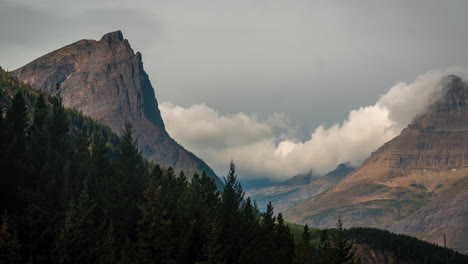 Lapso-De-Tiempo,-Formaciones-De-Nubes-Sobre-Picos-Rocosos-Del-Parque-Nacional-Glaciar-Montana-Usa