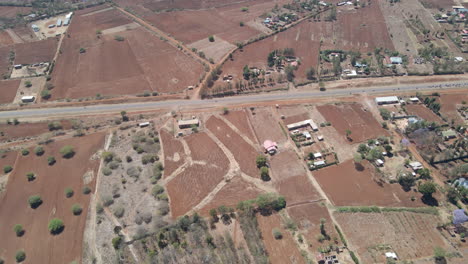 Luftaufnahme-Von-Bauernhöfen-In-Einer-Trockenen-Und-Trockenen-Landschaft-Im-Ländlichen-Kenia