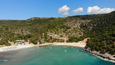Panorama-Of-The-White-Sand-Beach-Of-Jerusalem-And-The-Forested-Mountain-In-Erisos,-Kefalonia,-Greece