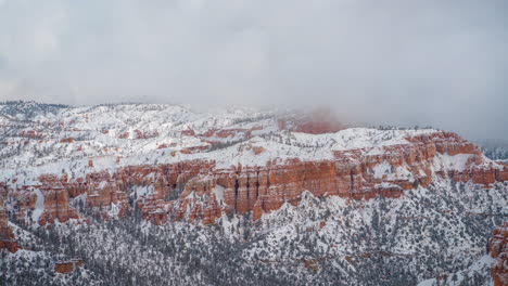 Time-Lapse,-Bryce-Canyon-National-Park-on-Winter-Season,-Snow-Capped-Red-Rock-Cliffs-and-Hoodoos-Under-Clouds,-Utah-USA