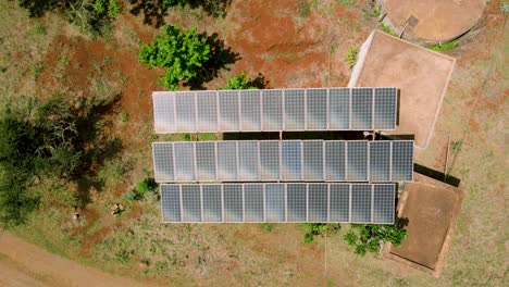 4k-Luftaufnahme-Der-Solarpanelfarm-Mit-Sonnenlicht