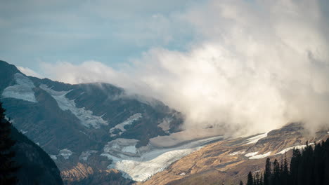 Lapso-De-Tiempo,-Nubes-Sobre-Los-Picos-Del-Parque-Nacional-Glaciar-Y-El-Valle-En-El-Soleado-Día-De-Otoño,-Montana,-Ee.uu.