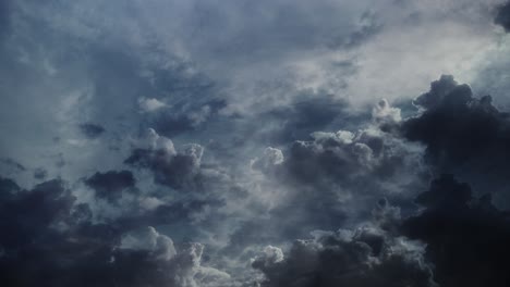 Tormenta-De-4k,-Nubes-En-El-Cielo-Moviéndose-Con-Un-Rayo