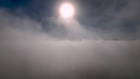 Dramatischer-Luftflug-Durch-Wolken-Und-Wolkendecke-In-Der-Nähe-Von-Wilkesboro-NC,-North-Carolina