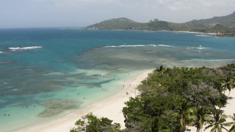 Antenne---White-Sand-Beach-Paradise,-Playa-Teco-Maimon,-Dominikanische-Republik,-Rückseite
