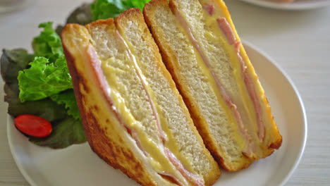 Hausgemachter-Sandwich-Schinken-Käse-Auf-Weißem-Teller