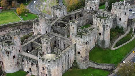 Historische-Conwy-Castle-Luftaufnahme-Der-Wahrzeichen-Stadtruine-Steinmauer-Zinnen-Touristenattraktion-Steigender-Vogelaugenschuss