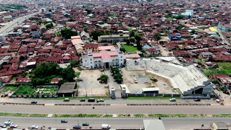 The-Aafin-Alake-Palace-and-surrounding-suburb-in-Abeokuta-Town,-Ogun-State-of-Nigeria---aerial-push-in-view