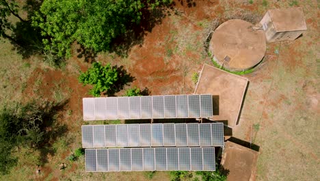 Solarbetriebene-Wassertanks-Im-Ländlichen-Afrika
