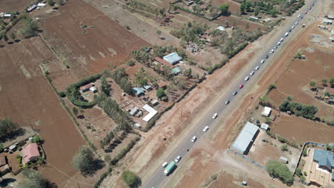 Luftaufnahme-Des-Verkehrs,-Der-über-Eine-Stark-Befahrene-Straße-Im-Ländlichen-Kenia-Fährt