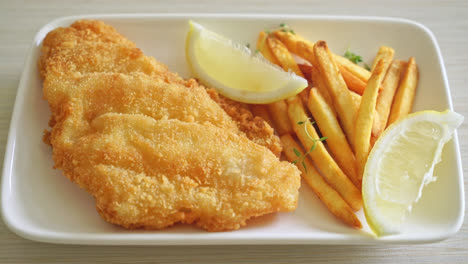 Fish-And-Chips---Gebratenes-Fischfilet-Mit-Kartoffelchips-Und-Zitrone-Auf-Weißem-Teller