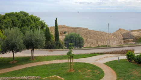 Un-Parque-Hermoso-Y-Bien-Mantenido-Cerca-Del-Anfiteatro-Romano-De-Tarragona-Capturado-En-Una-Filmación-De-Video-De-4k-Durante-El-Día