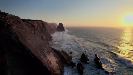 Rollende-Wellen-An-Der-Westküste-Portugals-Während-Des-Sonnenuntergangs