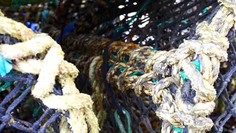 Gestapelte-Leere-Fischereiindustrie-Hummernetz-Körbe-Nahaufnahme-Dolly-Links