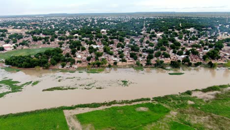 Die-überschwemmten-Ufer-Des-Sokoto-Flusses-In-Der-Stadt-Argungu-In-Nigeria-Im-Bundesstaat-Kebbi---Gleitende-Luftaufnahme