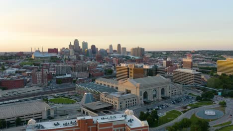 Unglaubliche-Luftaufnahme-Des-Stadtbildes-Von-Kansas-City-Während-Des-Sommersonnenuntergangs-In-Missouri