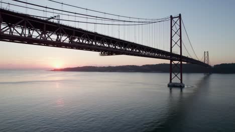Sunrise-Hängebrücke-Mit-Fahrenden-Autos.-Lissabon,-Portugal