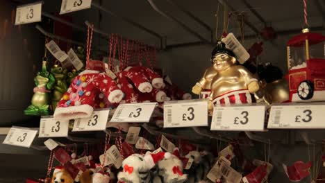 Verschiedene-Festliche-Einzelhandelsglitzernde-Weihnachtsdekorationen,-Die-In-Der-Innenauslage-Des-Ladens-Zum-Verkauf-Hängen