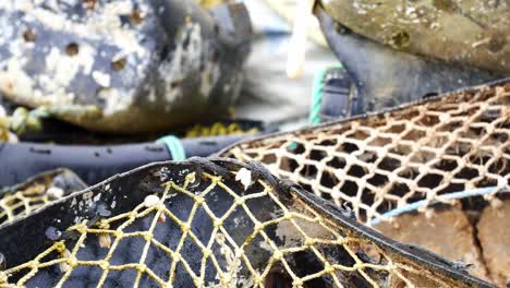 Gestapelte-Leere-Fischereiindustrie-Hummernetzkörbe-Nahaufnahme-Links-Dolly