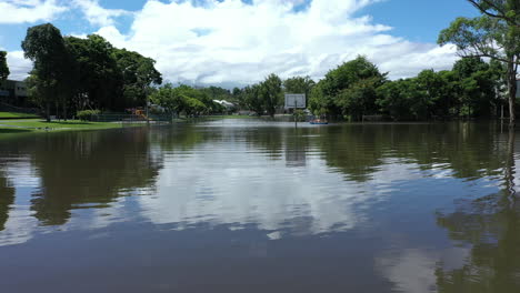 4K-Drohnenaufnahme-Eines-überfluteten-Basketballplatzes-In-Der-Kleinstadt-Murwillumbah,-Australien