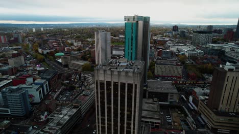 Absteigende-Antenne-über-Dem-Stadtbild-Von-Birmingham-In-Den-Midlands,-Großbritannien