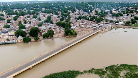 El-Río-Sokoto-Inundado-Se-Desborda-En-La-Ciudad-De-Argungu-En-El-Estado-Kebbi-De-Nigeria---Vista-Aérea-Descendente