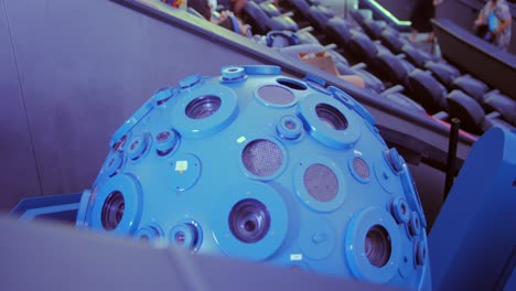 Nahaufnahme-Eines-Starball-Projektors-In-Einem-Modernen-Planetarium