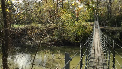 Hängebrücke-über-Einen-Fluss-Im-Wald-Während-Der-Herbstsaison