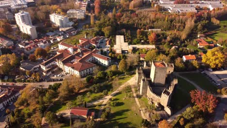 Luftpanoramablick-Auf-Die-Alte-Stadt-Guimares-In-Portugal-Mit-Stadtzentrum-Und-Mittelalterlicher-Burgfestung-Aus-Stein