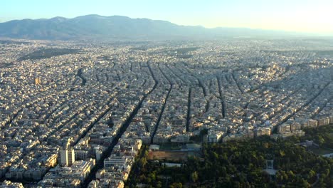 Aéreo-Amplio-Paisaje-Urbano-Atenas-Norte-Vasta-Ciudad-Al-Amanecer,-Grecia