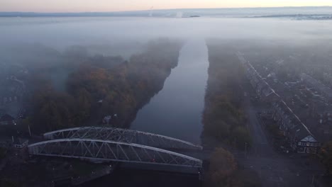 Misty-Autumn-Wilderspool-Causeway-Cantilever-Bridge-über-Manchester-Ship-Canal-Luftbild-Rechtsschwenk