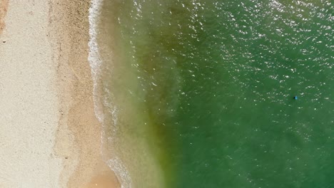 Jerusalem-Beach-In-Kefalonia,-Griechenland---Fantastischer-Strand-Mit-Smaragdgrünem-Wasser-Und-Kleinen-Schäumenden-Wellen,-Die-Auf-Das-Sandufer-Rollen